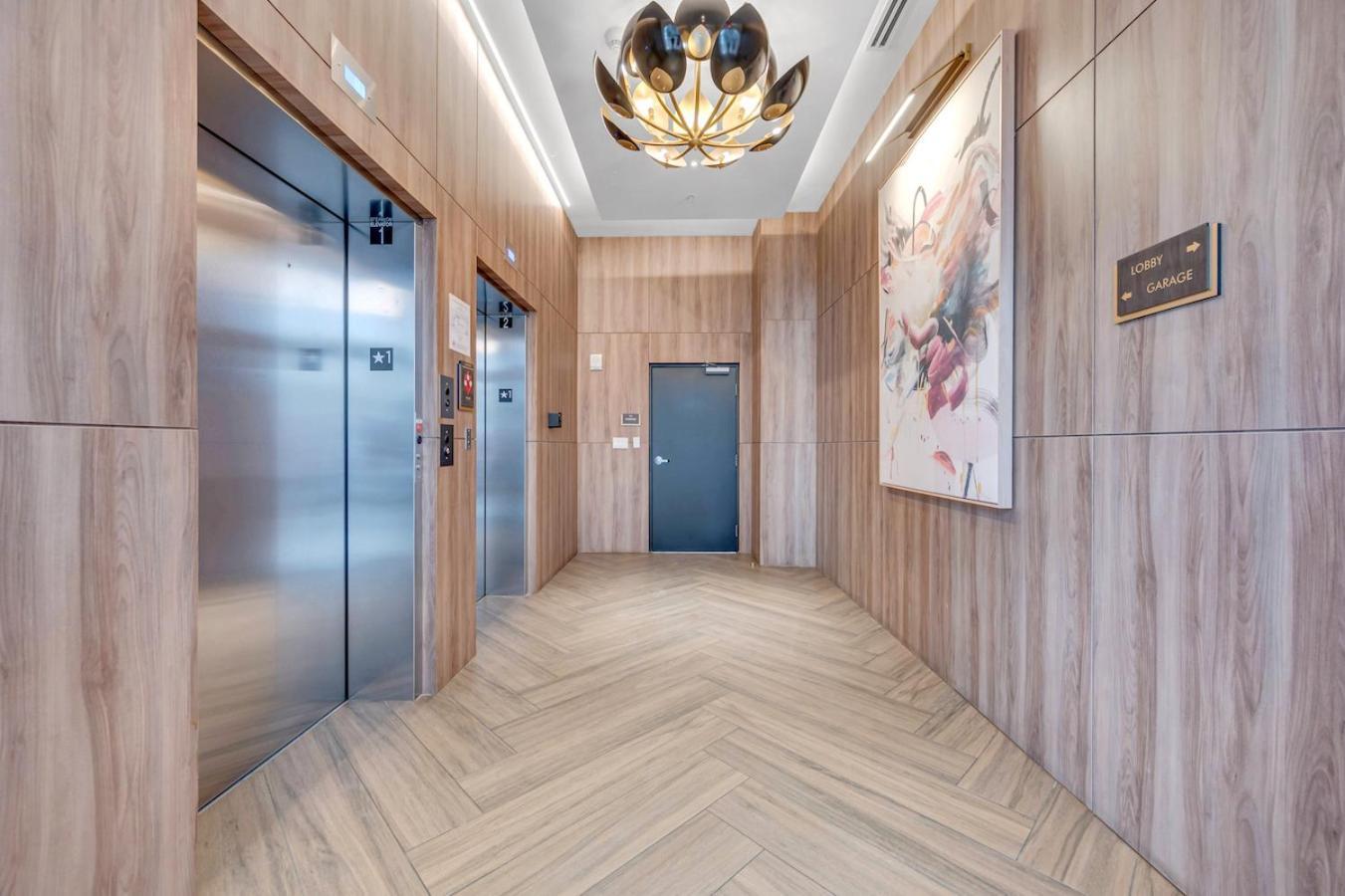 Modern Unit In The Heart Of Downtown With Free Parking Appartamento