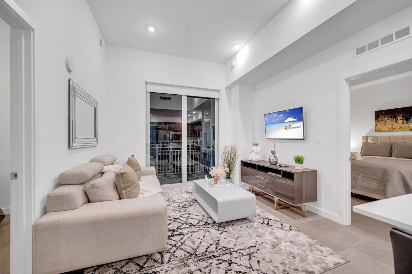 Modern Unit In The Heart Of Downtown With Free Parking Appartamento