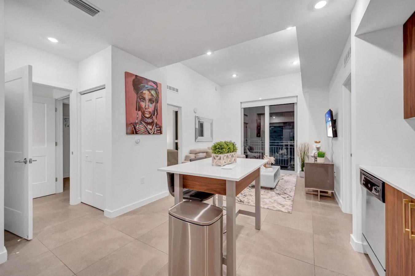 Appartamento Modern Unit In The Heart Of Downtown With Free Parking *