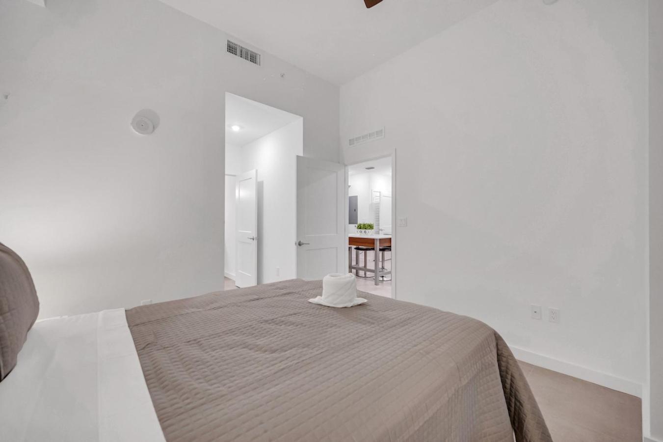 Appartamento Modern Unit In The Heart Of Downtown With Free Parking