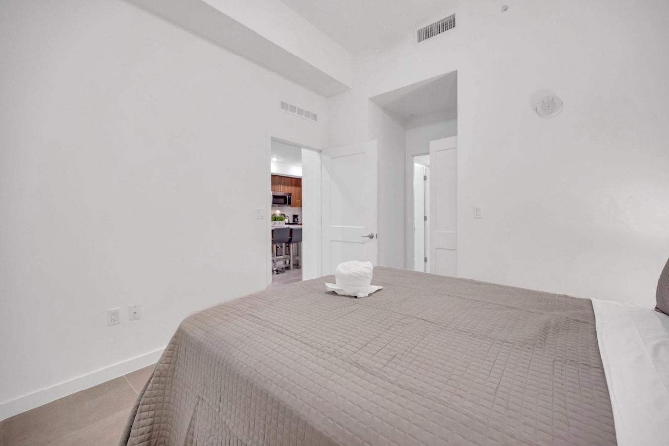 Modern Unit In The Heart Of Downtown With Free Parking Appartamento *